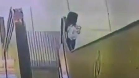 Una mujer y dos hombres corrieron a rescatar a la niña, quien pudo sufrir una mortal caída. (Foto: YouTube)