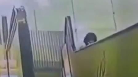 Una mujer y dos hombres corrieron a rescatar a la niña, quien pudo sufrir una mortal caída. (Foto: YouTube)