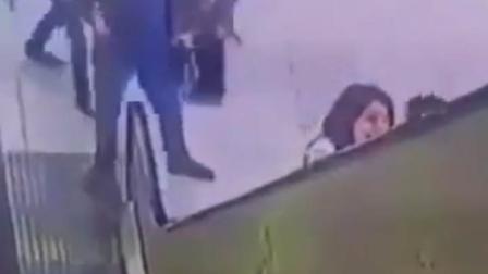 Una mujer y dos hombres corrieron a rescatar a la niña, quien pudo sufrir una mortal caída. (Foto: YouTube)