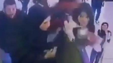 Una mujer y dos hombres corrieron a rescatar a la niña, quien pudo sufrir una mortal caída. (Foto: YouTube)