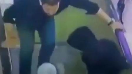 Una mujer y dos hombres corrieron a rescatar a la niña, quien pudo sufrir una mortal caída. (Foto: YouTube)