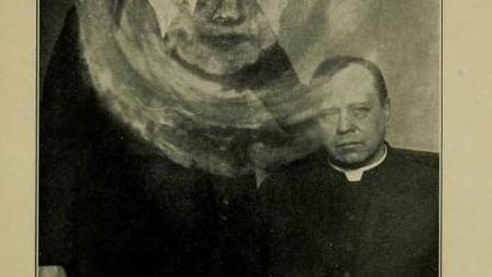 Uno de los pioneros en esta forma de fotografía de doble exposición fue William Mulmer, un fotógrafo amateur que estaba develando un autorretrato cuando creyó haber notado la aparición de su primo. (Foto: Vice)