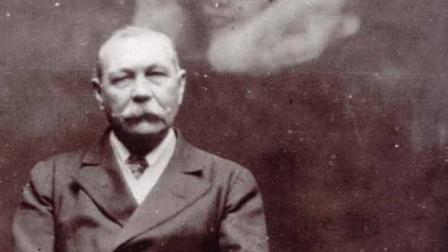Uno de los pioneros en esta forma de fotografía de doble exposición fue William Mulmer, un fotógrafo amateur que estaba develando un autorretrato cuando creyó haber notado la aparición de su primo. (Foto: Vice)