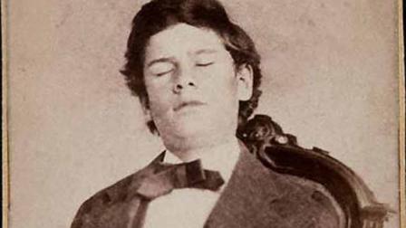 Uno de los pioneros en esta forma de fotografía de doble exposición fue William Mulmer, un fotógrafo amateur que estaba develando un autorretrato cuando creyó haber notado la aparición de su primo. (Foto: Vice)