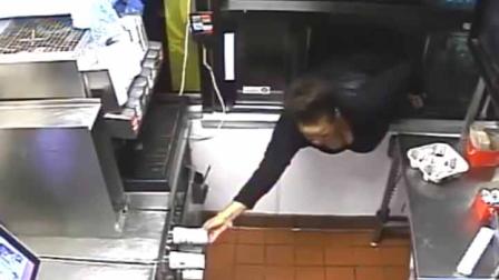 En el video se ve a la mujer tomar refresco, dinero y hasta una cajita feliz. (Foto: Facebook Howard County Police Department)