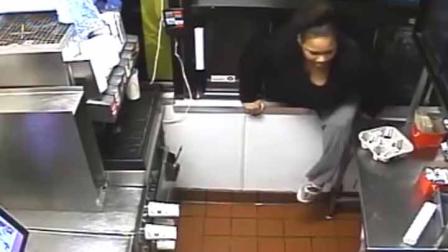En el video se ve a la mujer tomar refresco, dinero y hasta una cajita feliz. (Foto: Facebook Howard County Police Department)