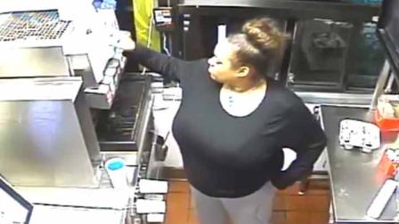 En el video se ve a la mujer tomar refresco, dinero y hasta una cajita feliz. (Foto: Facebook Howard County Police Department)
