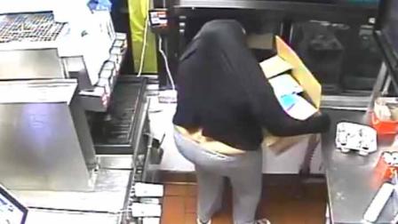 En el video se ve a la mujer tomar refresco, dinero y hasta una cajita feliz. (Foto: Facebook Howard County Police Department)