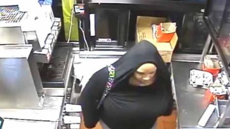 En el video se ve a la mujer tomar refresco, dinero y hasta una cajita feliz. (Foto: Facebook Howard County Police Department)