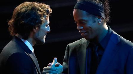 Ronaldinho y Forlán saludándose en el sorteo del Mundial (AP)