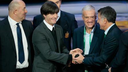 Löw y Osorio se saludan tras saber que se verán las caras en el Mundial (AP)
