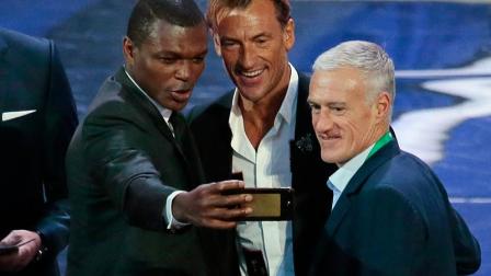 Tercia de franceses: Marcel Desaill, Hervé Renard y Didier Deschamps (AP)
