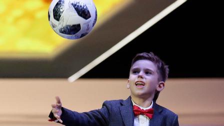 La inocencia jugando al futbol en el Kremlin (AP)