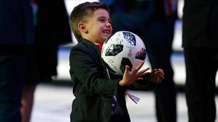 La inocencia jugando al futbol en el Kremlin (AP)