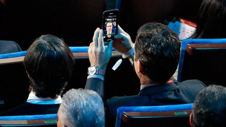 Lothar Matthaus tomándose una selfie en el sorteo (AP)