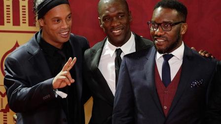 Cracks. Ronaldinho, Clarence Seedorf y Jay Jay Okocha en la alfombra roja (AP)