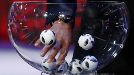 El momento del nerviosismo a la hora del sorteo (Reuters)