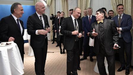 Maradona bromeando con el presidente de Rusia, Vladimir Putin (Reuters)