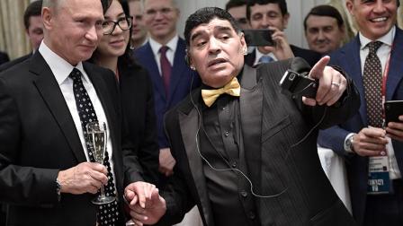 Maradona bromeando con el presidente de Rusia, Vladimir Putin (Reuters)