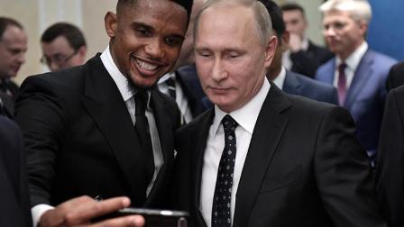 Samuel Eto'o tomando una selfie con Putin (Reuters)