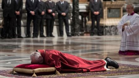 Papa Francisco preside oficio de Viernes Santo 