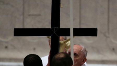 Papa Francisco preside oficio de Viernes Santo 
