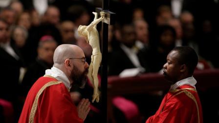 Papa Francisco preside oficio de Viernes Santo 
