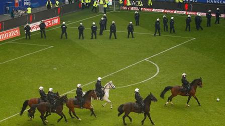 A unos minutos del silbatazo final se producen los incidentes en el estadio del Hamburgo (Reuters)