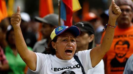 Una mujer grita durante una protesta contra las próximas elecciones presidenciales, en Caracas, Venezuela (Foto: Reuters)