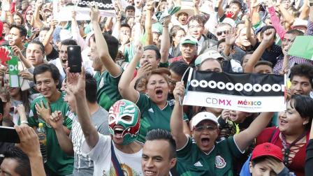 El Zócalo vibra con el gol de Vela (EFE)