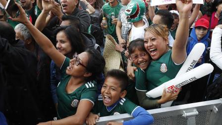 El Zócalo vibra con el gol de Vela (EFE)