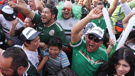 El Zócalo vibra con el gol de Vela (Notimex)