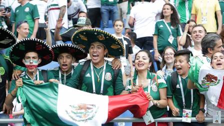 El Zócalo vibra con el gol de Vela (Notimex)
