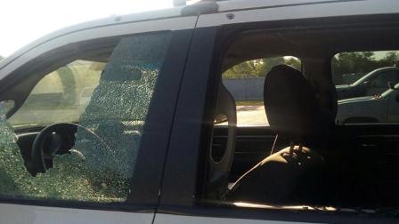 En las inmediaciones se localizó una camioneta modelo Durango año 2004, en la que se presume viajaban los agresores – Foto: Especial