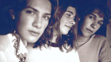 Taylor, Zac e Isaac, de 35, 33 y 37 años, respectivamente, hacen público lo que hay detrás de la onomatopeya que los lanzó a la fama global en 1997 con el 'single' de su tercer álbum 'Middle of Nowhere'. 