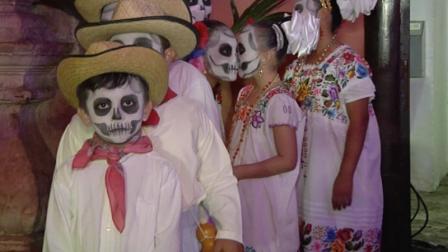 Las ánimas bailan jarana durante la ‘vaquería’ en Mérida