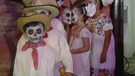 Las ánimas bailan jarana durante la ‘vaquería’ en Mérida