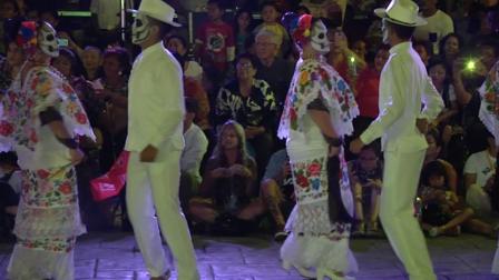 Las ánimas bailan jarana durante la ‘vaquería’ en Mérida