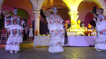 Las ánimas bailan jarana durante la ‘vaquería’ en Mérida