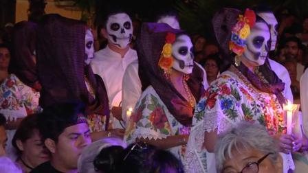 Las ánimas bailan jarana durante la ‘vaquería’ en Mérida