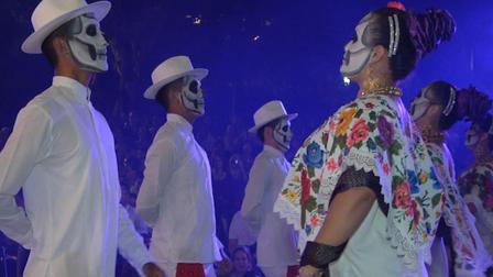 Las ánimas bailan jarana durante la ‘vaquería’ en Mérida