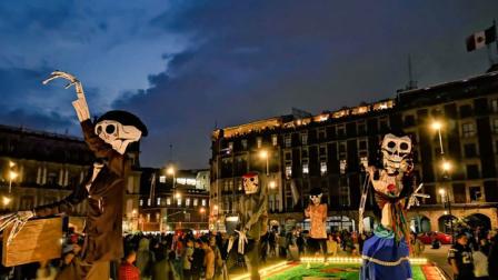 Turistas nacionales y extranjeros rodean con asombro el altar. Foto tomada de la cuenta de Twitter: @TurismoCDMX