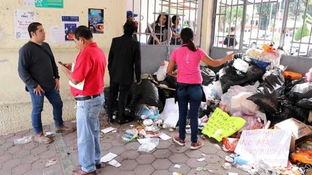 Tiran basura a las puertas del Ayuntamiento de Cuernavaca y reanudan recolección