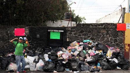 Tiran basura a las puertas del Ayuntamiento de Cuernavaca y reanudan recolección