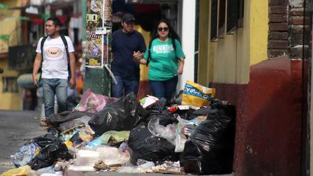 Tiran basura a las puertas del Ayuntamiento de Cuernavaca y reanudan recolección