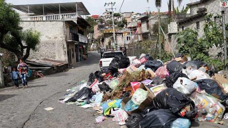Tiran basura a las puertas del Ayuntamiento de Cuernavaca y reanudan recolección
