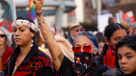 'Ni santas ni putas, solo mujeres' marchan por el feminismo en EU