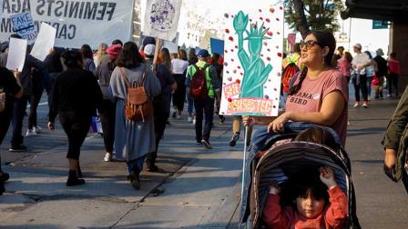 'Ni santas ni putas, solo mujeres' marchan por el feminismo en EU