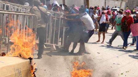 Se enfrentan familiares de reos y policías afuera de cárcel de Acapulco 
