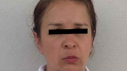 Amelia "N" fue detenida por policías en posesión de billetes aparentemente falsos, por un monto de 10 mil pesos. Foto: SS Edomex